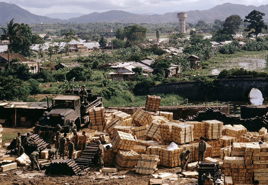 Kinh thành Huế nhìn từ bên trong, phía xa là cầu Bạch Hổ và tháp nước ở cồn Dã Viên trên sông Hương. Vào thời điểm năm 1972, Kinh thành Huế là nơi tập trung những căn cứ quân sự lớn .