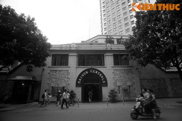 3. Trong thời kỳ kháng chiến chống Mỹ, từ ngày 05/8/1964 đến 31/3/1973, nhà tù Hỏa Lò ở Hà Nội được dùng để giam giữ phi công Mỹ bị bắn rơi khi ném bom bắn phá miền Bắc Việt Nam.