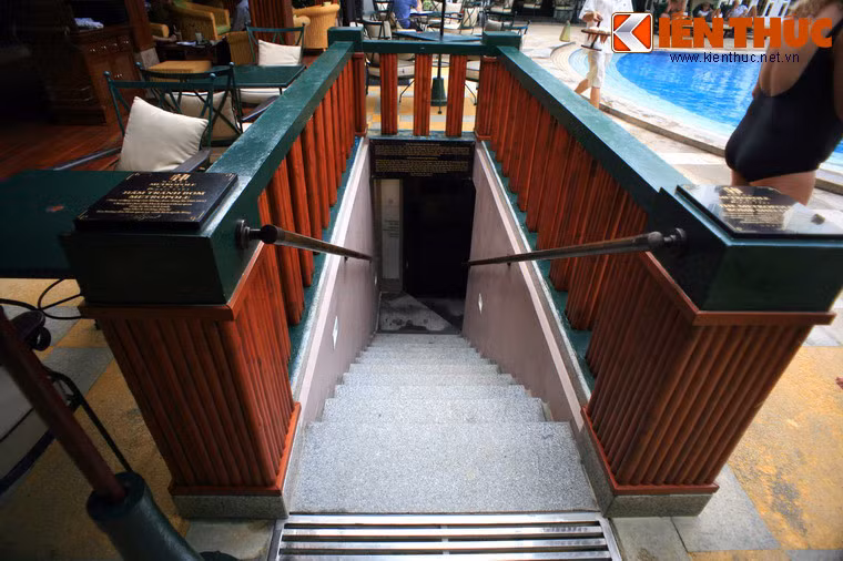 2. Khai trương năm 1901, Sofitel Legend Metropole Hà Nội là khách sạn lâu đời và sang trọng bậc nhất Thủ đô. Ngày nay, khách sạn này còn là nơi lưu giữ một di tích lịch sử đặc biệt. Đó là khu hầm trú bom của du khách và nhân viên khách sạn trong giai đoạn từ khoảng cuối những năm 1960 đến mùa Đông năm 1972.