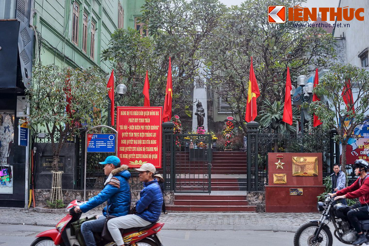 5. Trên phố Khâm Thiên có khu tưởng niệm một sự kiện bi thảm xảy ra thời kháng chiến chống Mỹ. Đò là vào lúc 22h30 đêm 26/12/1972, khi dư âm của lễ Giáng sinh vẫn còn đọng lại ở Hà Nội, hàng loạt máy bay B-52 Mỹ ồ ạt bay tràn vào ném bom rải thảm xuống phố Khâm Thiên. Vệt bom hủy diệt kéo dài 1000m với chiều rộng 40 - 50m.