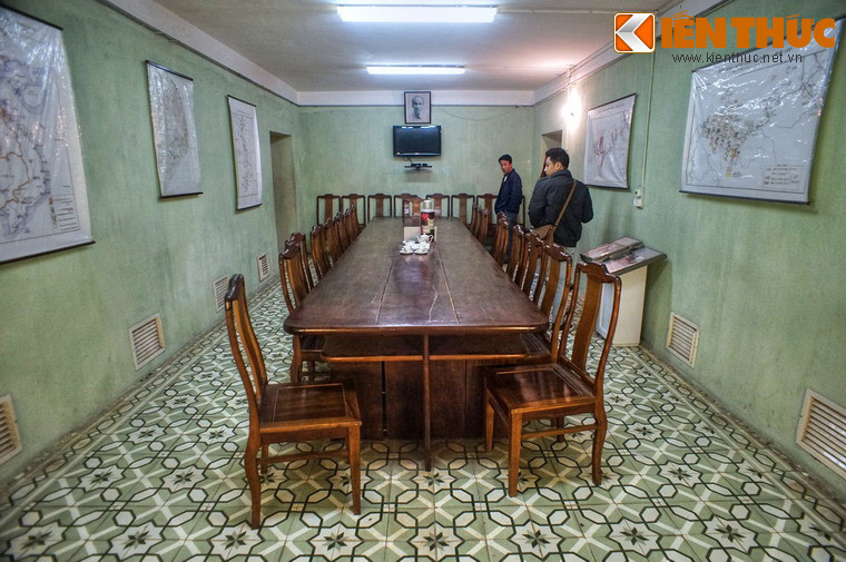 Hầm được xây dựng năm 1967 cùng với nhà D67 vào thời điểm Mỹ đã tiến hành leo thang bắn phá miền Bắc. Hầm được chia làm bốn phòng với diện tích khoảng 50 m2, có hai dãy hành lang ở hai bên. Phòng họp là phòng lớn nhất, được dùng làm nơi họp của Bộ Chính trị và Quân uỷ Trung ương khi cần thiết.