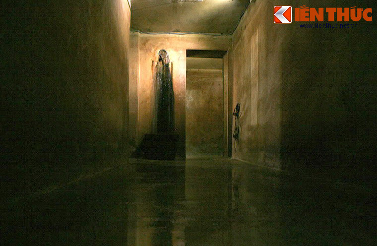 Toàn bộ khu hầm rộng 40m2, chia làm 6 phòng, sức chứa khoảng 15 - 20 người, chịu được sự công phá từ những quả bom hạng nặng. Nhiều nhân vật nổi tiếng thế giới từng trú ẩn trong hầm tránh bom này, trong đó có nữ diễn viên Mỹ Jane Fonda, người có chuyến thăm kéo dài hai tuần ở Hà Nội năm 1972.