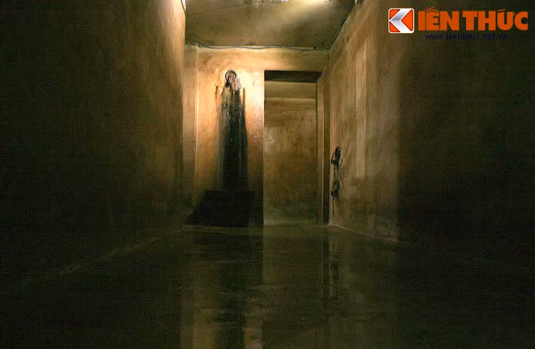 Toàn bộ khu hầm rộng 40m2, chia làm 6 phòng, sức chứa khoảng 15 - 20 người, chịu được sự công phá từ những quả bom hạng nặng. Nhiều nhân vật nổi tiếng thế giới từng trú ẩn trong hầm tránh bom này, trong đó có nữ diễn viên Mỹ Jane Fonda, người có chuyến thăm kéo dài hai tuần ở Hà Nội năm 1972.