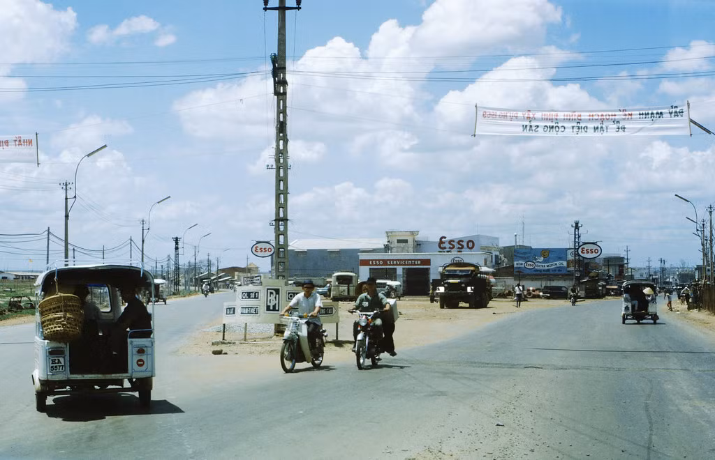 Trạm xăng Esso ở ngã ba Vườn Mít, khu vực trung tâm thị xã Biên Hòa.