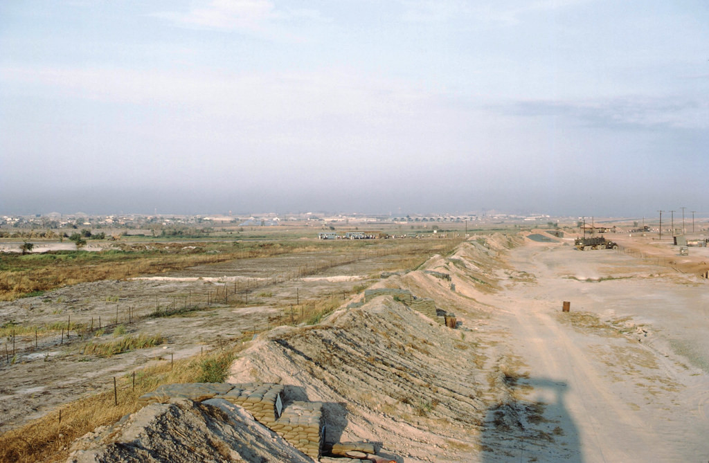 Một góc khu căn cứ với các lô cốt đắp bằng bao cát.