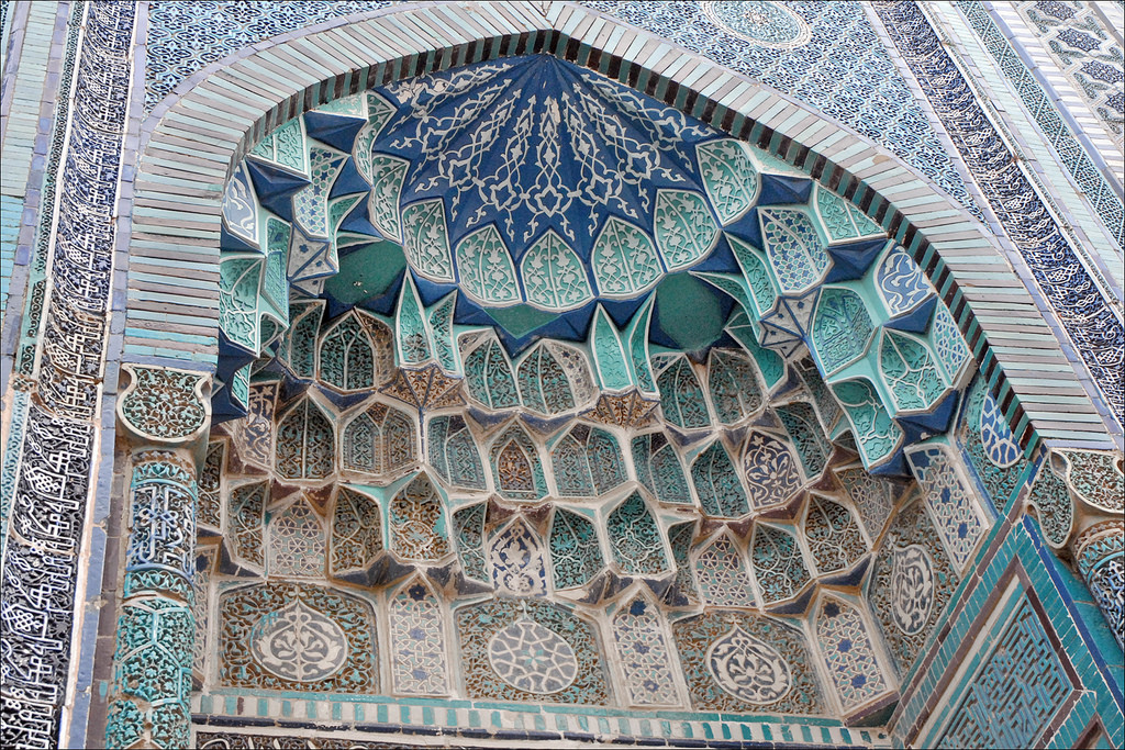 Các vòm cổng gây ấn tượng đặc biệt nhờ tạo hình của các hốc lõm, mô phỏng những ô cửa sổ có ghi các câu kinh Koran.