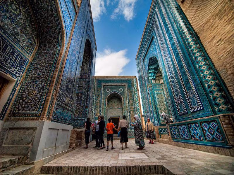 Nhìn chung, các công trình ở quần thể lăng mộ Shah-i-Zinda gây ấn tượng mạnh với gạch lát tường màu lam ngọc cùng những họa tiết trang trí vô cùng tinh tế.