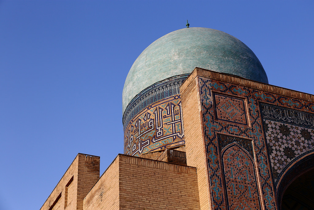 Theo truyền thuyết, ông bị chặt đầu nhưng lại đứng lên cầm đầu và đi xuống giếng sâu, nơi người ta tin ông vẫn còn sống cho đến nay.