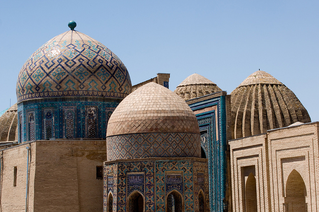 Các công trình ở khu lăng mộ được chia làm ba nhóm chính, trong đó quan trọng nhất là khu phức hợp Kusam-ibn-Abbas nằm ở phía Đông Bắc của đoàn, nơi có lăng mộ giáo sĩ Kusam-ibn-Abbas và một nhà thờ Hồi giáo xây từ thế kỷ 16.