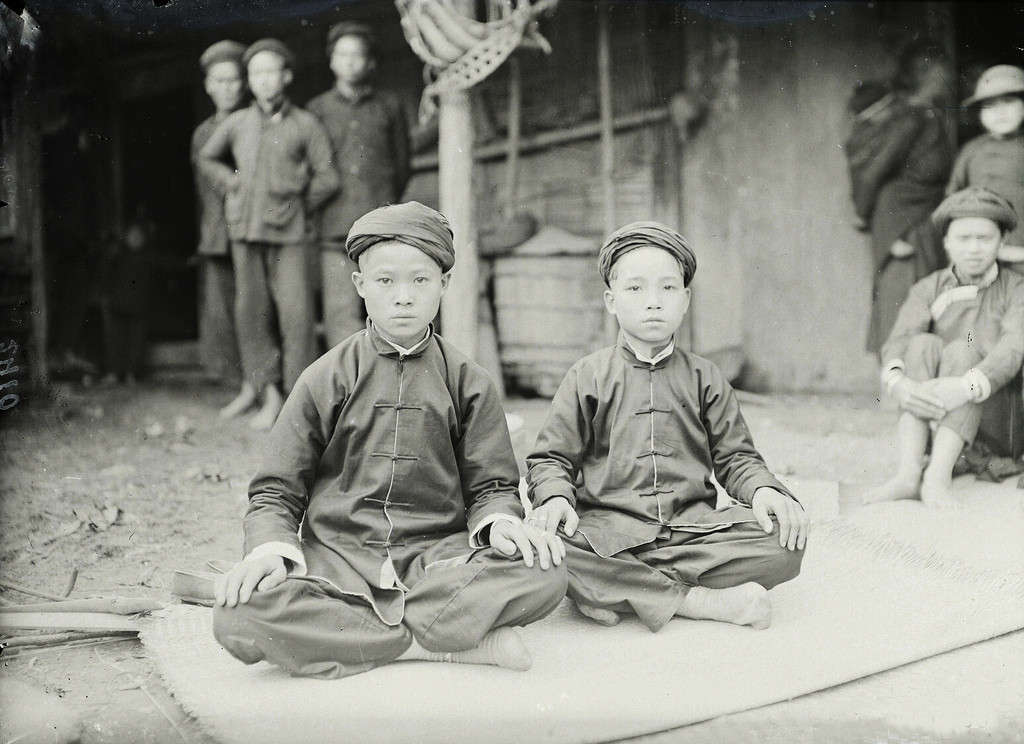 Chú rể chỉ là cậu bé khoảng 12 tuổi, ngồi cùng một người bạn.