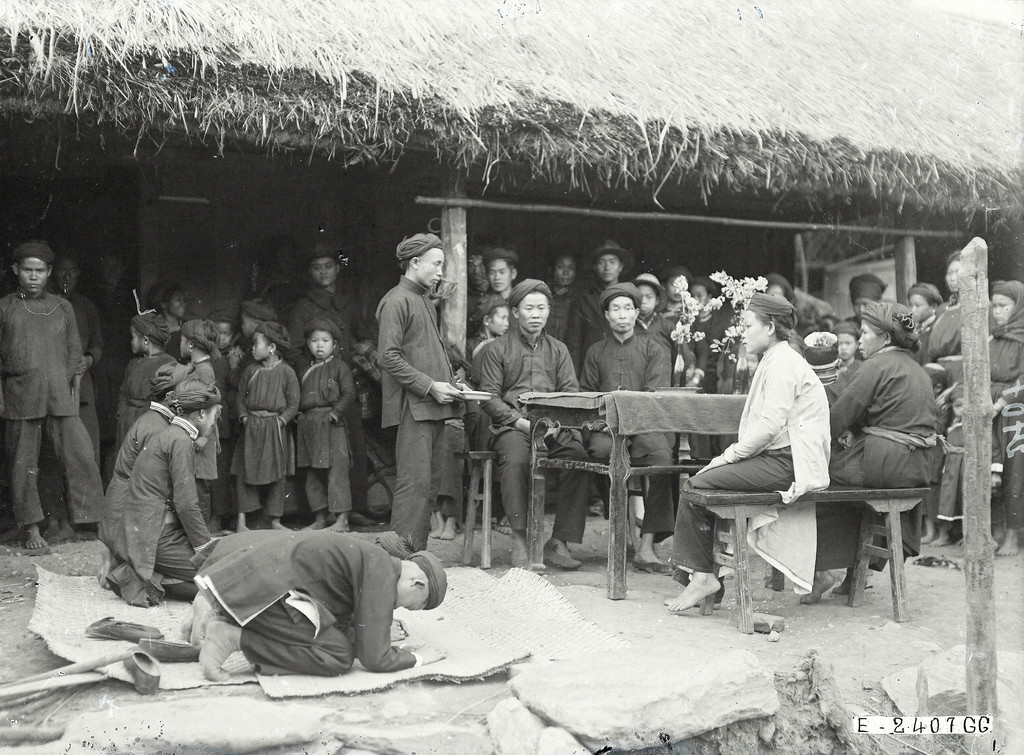 Động tác bái chào theo phong tục cưới truyền thống của người Tày.