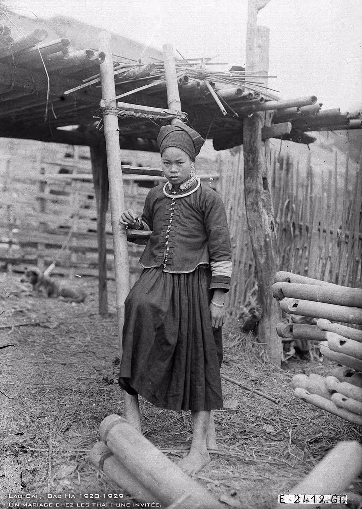 Một thiếu nữ có mặt trong đám cưới.