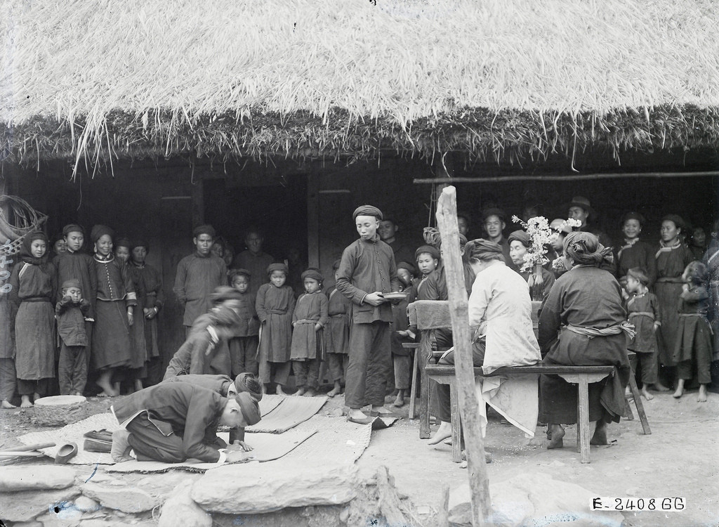 Màn lễ bái diễn ra trước sự chứng kiến của đông đảo bà con hai họ.