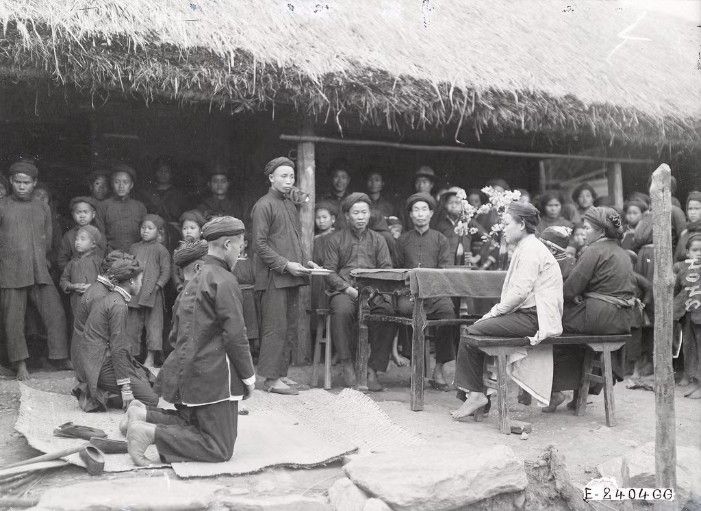 Đôi hôn phu quỳ xuống, chuẩn bị bái chào bố mẹ vợ.