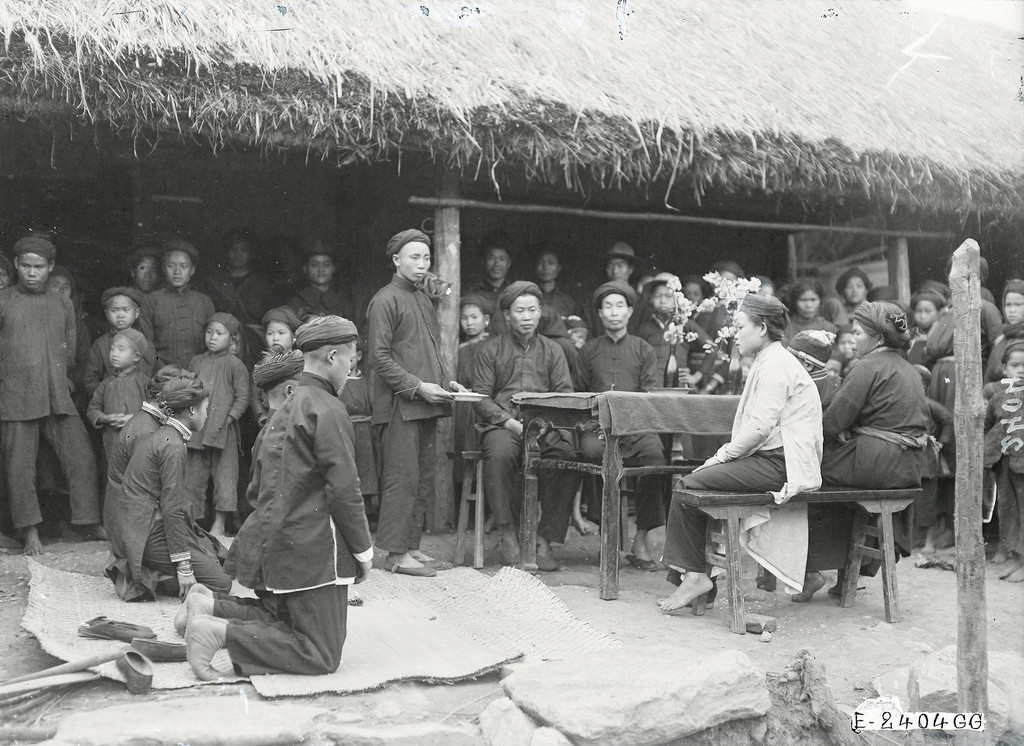 Đôi hôn phu quỳ xuống, chuẩn bị bái chào bố mẹ vợ.