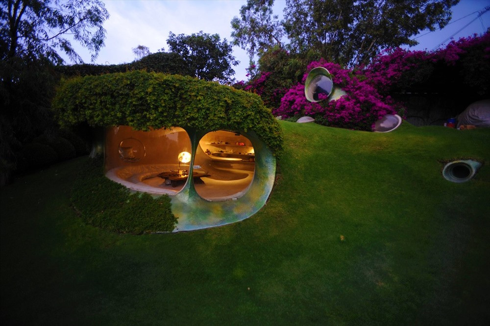 Hình dáng và kết cấu kì lạ của ngôi nhà này được lấy cảm hứng từ "củ lạc". Cụ thể, ngôi nhà là sự kết hợp của ba khối kiến trúc gồm: hai khoang hình bầu dục nằm lộ thiên trên mặt đất và một khoang ngầm ở giữa, kiêm luôn vai trò của đường hầm kết nối. cbr