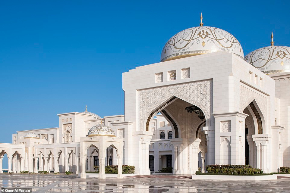 Choang ngop trong cung dien trang le xay dung suot 7 nam