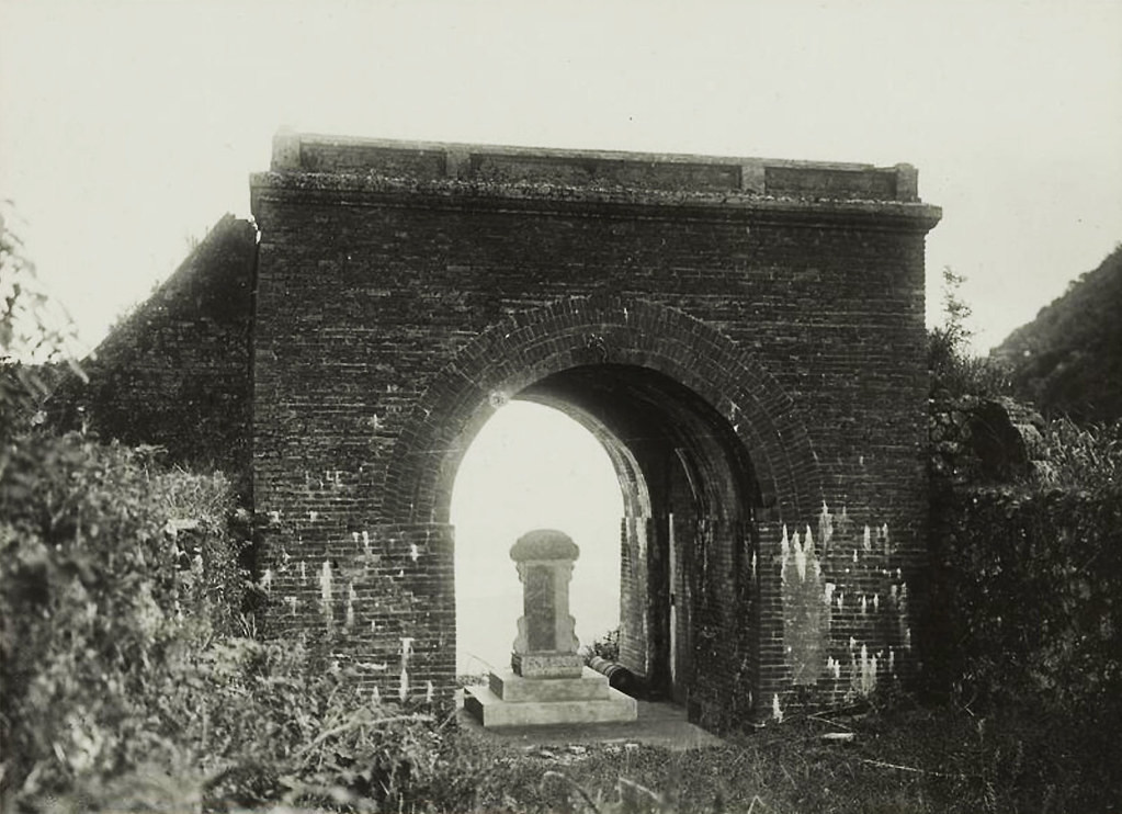 Cổng Đà Nẵng (Hải Vân Quan) tại lũy phòng thủ trên đèo Hải Vân, nhìn xuống vịnh Đà Nẵng.