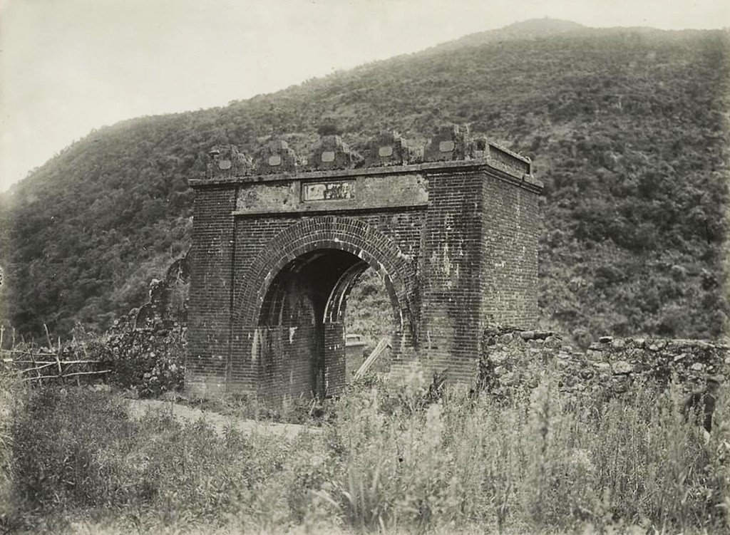 Góc nhìn cận cảnh về cổng Huế trên đèo Hải Vân.