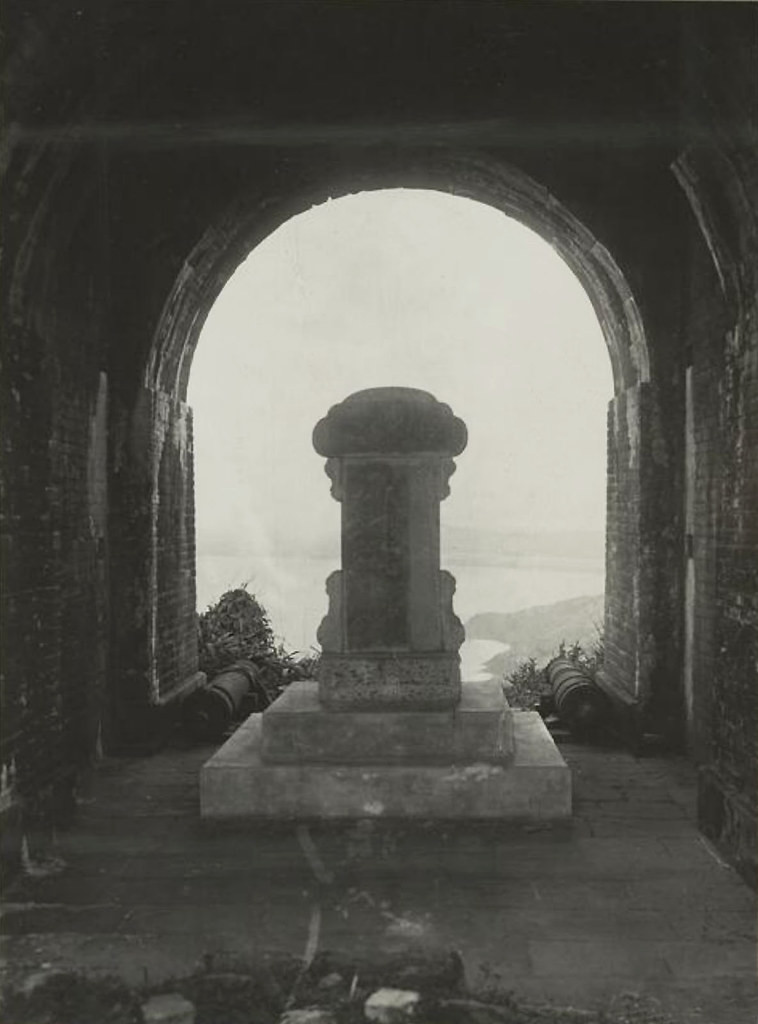 Bên trong cổng Đà Nẵng với bia của vua Minh Mạng, hai bên là hai khẩu súng thần công đặt dưới đất.