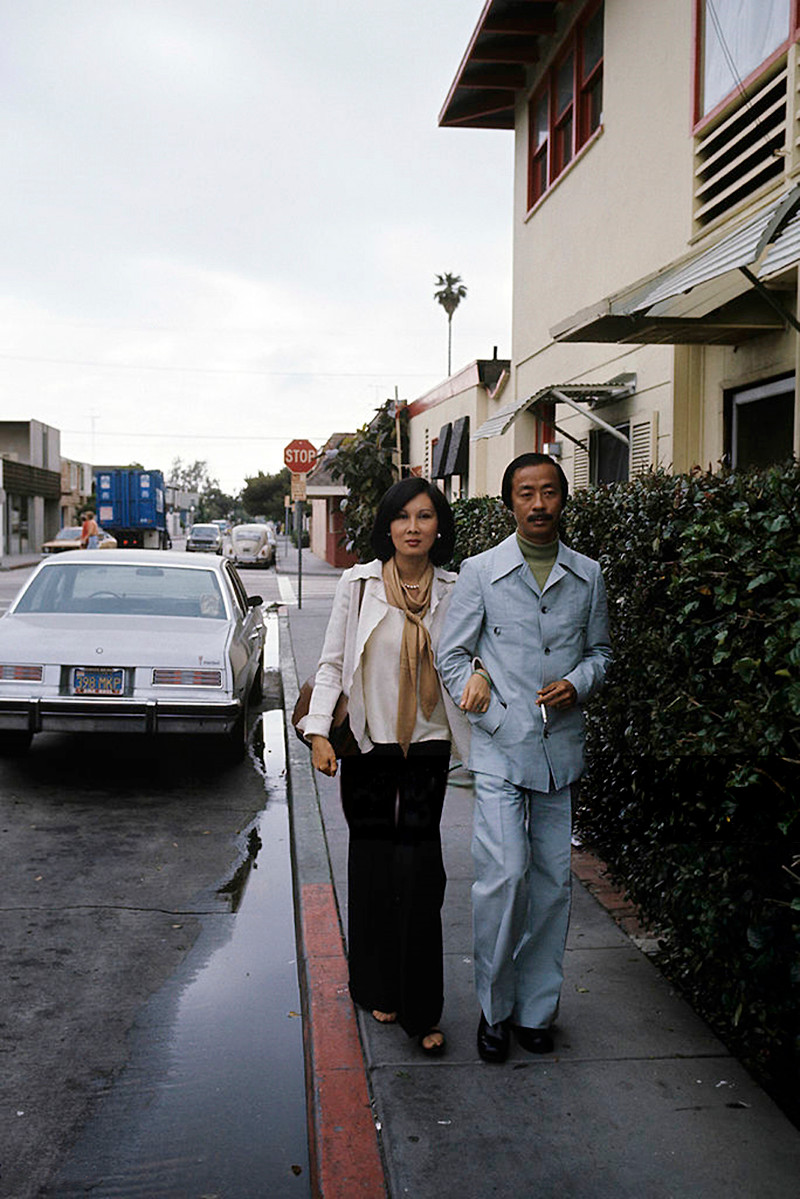 Vợ chồng ông Kỳ khoác tay nhau dạo phố. Nhan sắc của MC Nguyễn Cao Kỳ Duyên được đánh giá là thừa hưởng trọn vẹn từ người mẹ của mình.