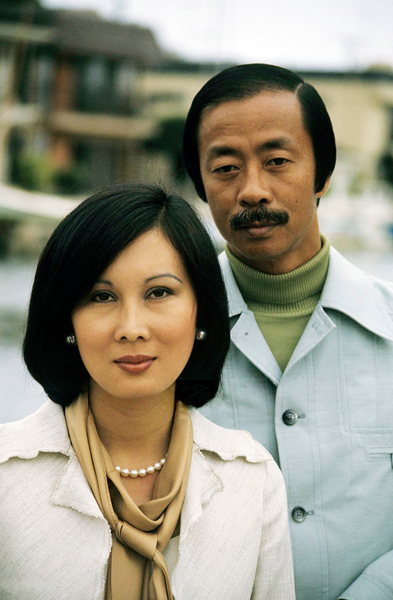 Chân dung chụp trên đường phố của vợ chồng ông Kỳ.