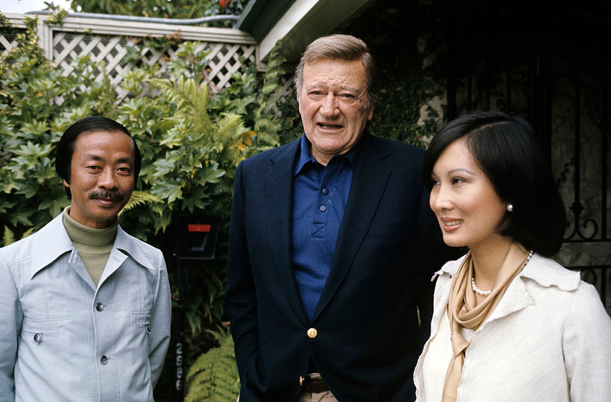 Ông Kỳ và bà Mai chụp ảnh cùng diễn viên John Wayne trước nhà của ông này.