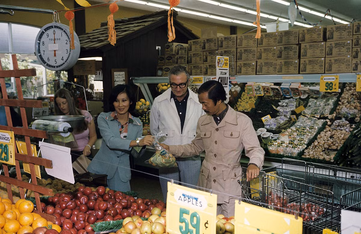 Vợ chồng ông Nguyễn Cao Kỳ mua hoa quả trong một siêu thị địa phương. Bà Tuyết Mai cũng thường được biết đến với vai trò người mẹ của Nguyễn Cao Kỳ Duyên, MC người Việt nổi tiếng ở hải ngoại đã nhiều lần về Việt Nam để tham gia các sự kiện giải trí.