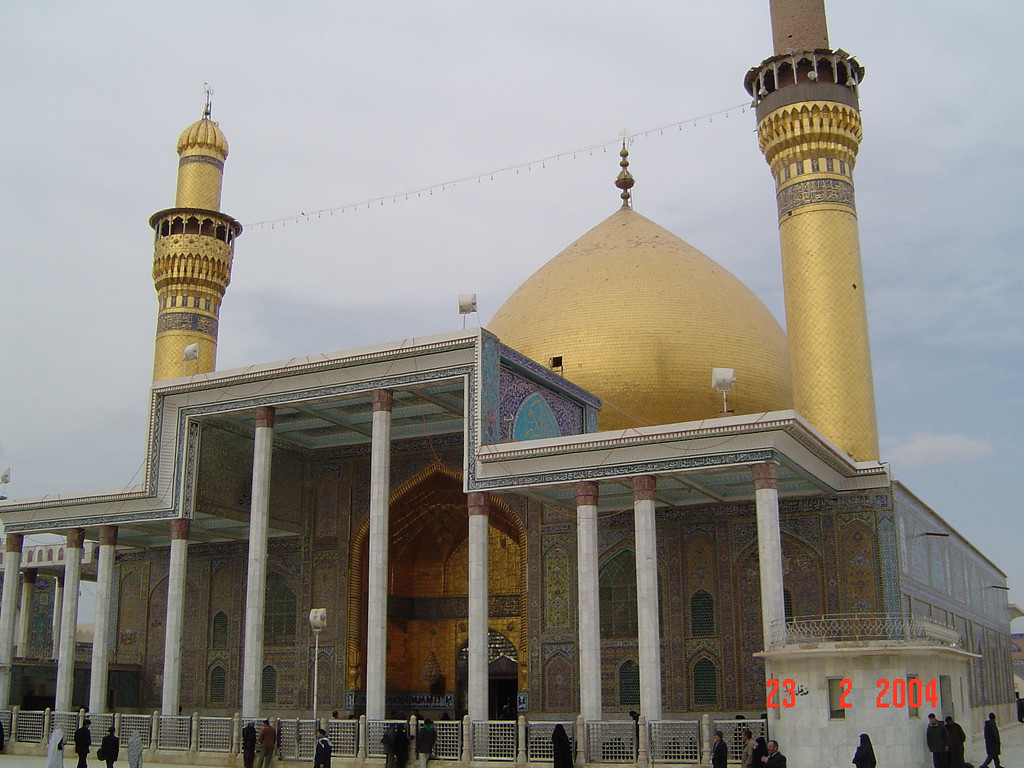 Mộ của Imam Husayn nằm trong tòa nhà ở chính giữa khuôn viên, nổi bật với mái vòm dát vàng, hai bên có hai tòa tháp cao vút.