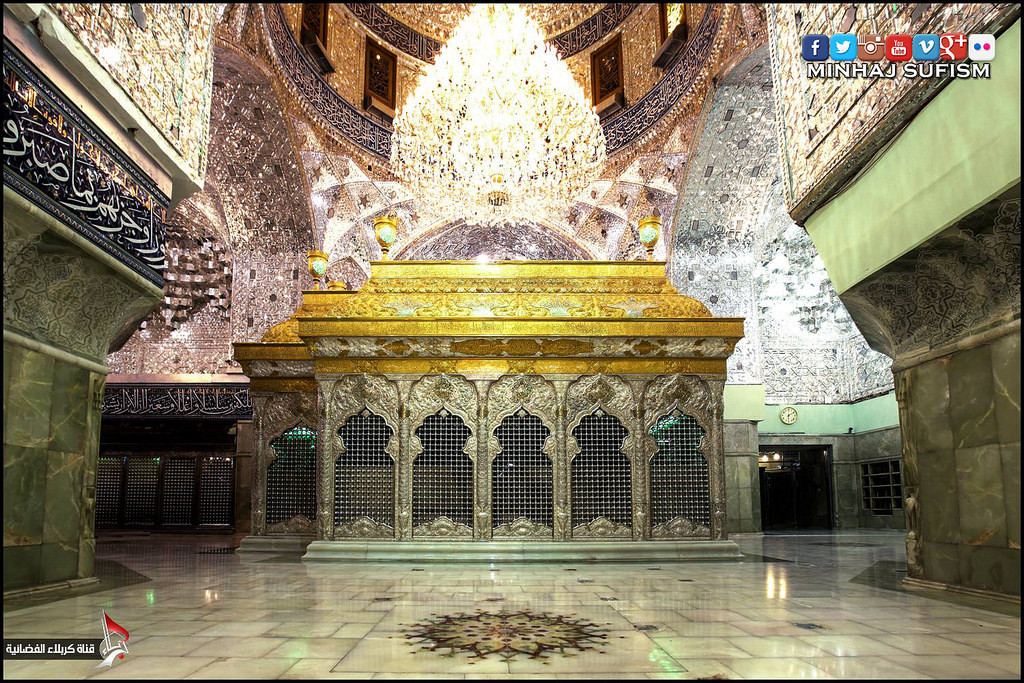 Mỗi căn phòng trong lăng đều gây ấn tượng mạnh vì vẻ lộng lẫy khó tin. Ngôi mộ Imam Husayn nằm ở gian phòng trung tâm, được trang hoàng bằng các vật liệu quý.