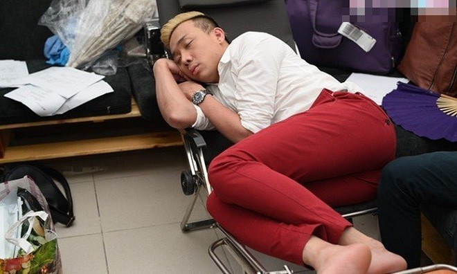 Goc toi sau anh hao quang, cuoc song cua nghe si Vbiz