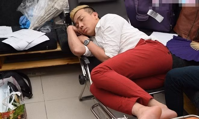 Goc toi sau anh hao quang, cuoc song cua nghe si Vbiz