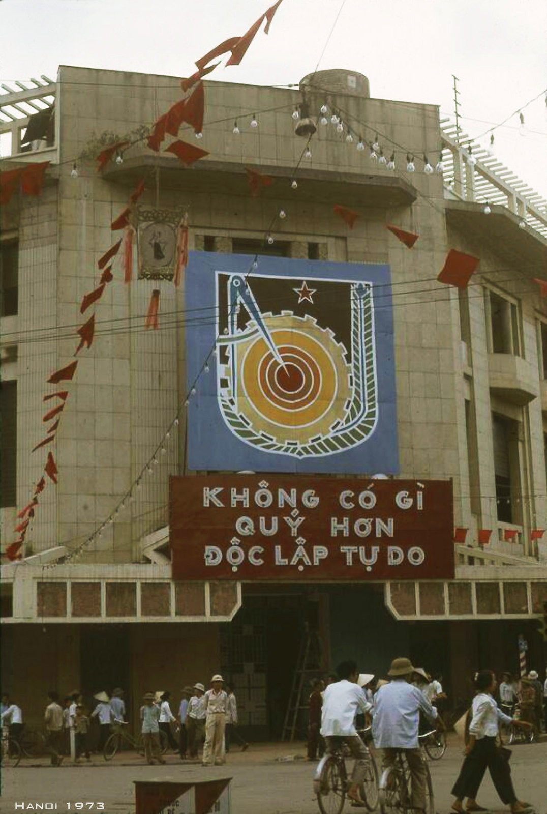 Tòa nhà đối diện Bách hóa Tổng hợp, nay là Nhà thông tin Thành phố, nơi treo bức tranh Bác Hồ với cháu thiếu nhi.