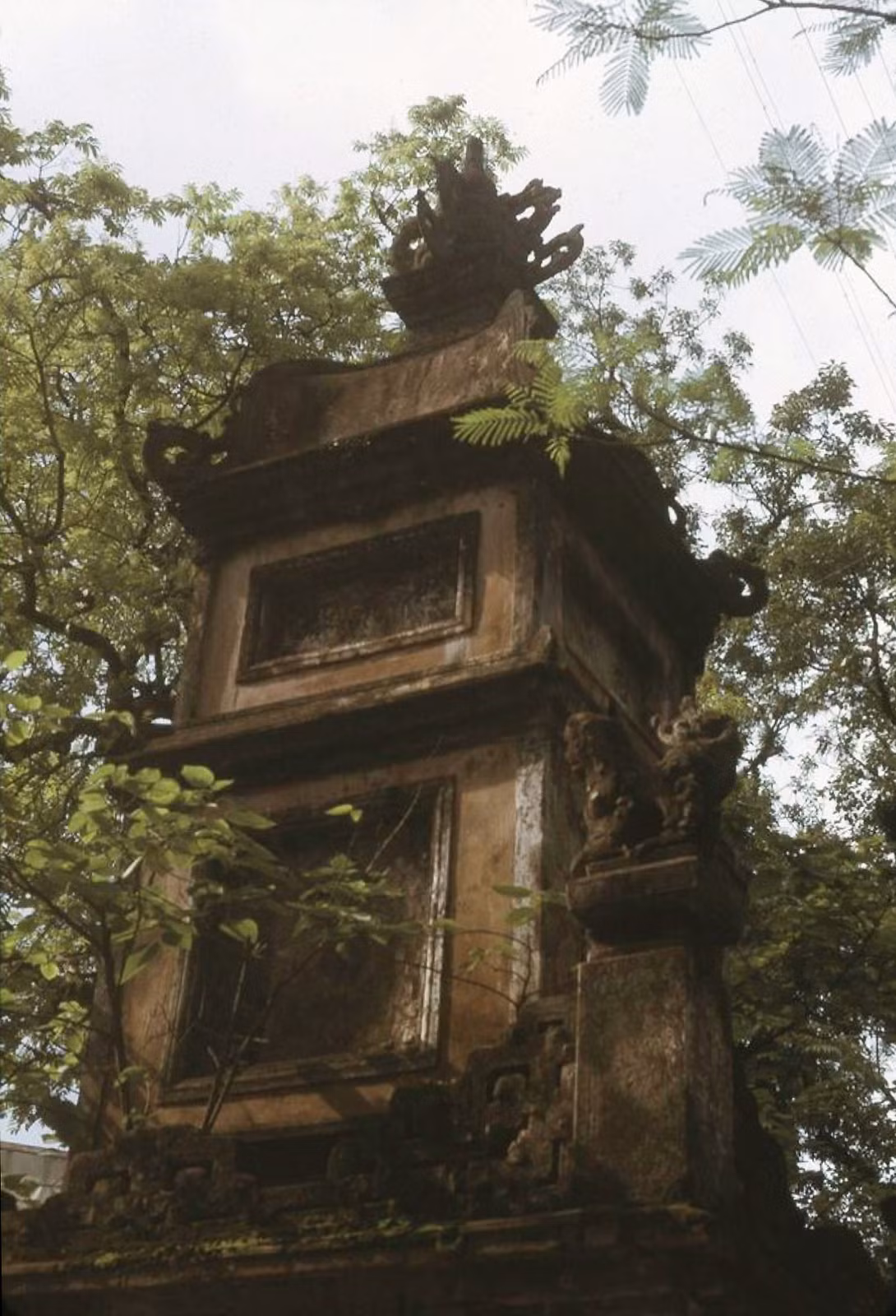 Nét rêu phong cổ kính trên đỉnh tháp Hòa Phong.