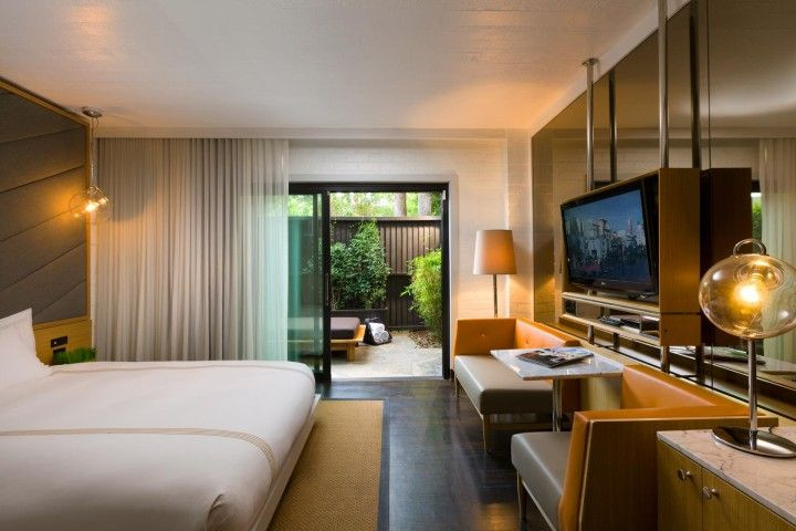 Ngoài Marilyn, còn có tin đồn rằng linh hồn của nam tài tử Montgomery cũng ám ảnh căn phòng số 928 ở tầng thứ 9 trước đây của ông. Người ta thường nghe tiếng ông tập thoại và thổi kèn ở lối đi ngay phía ngoài phòng.