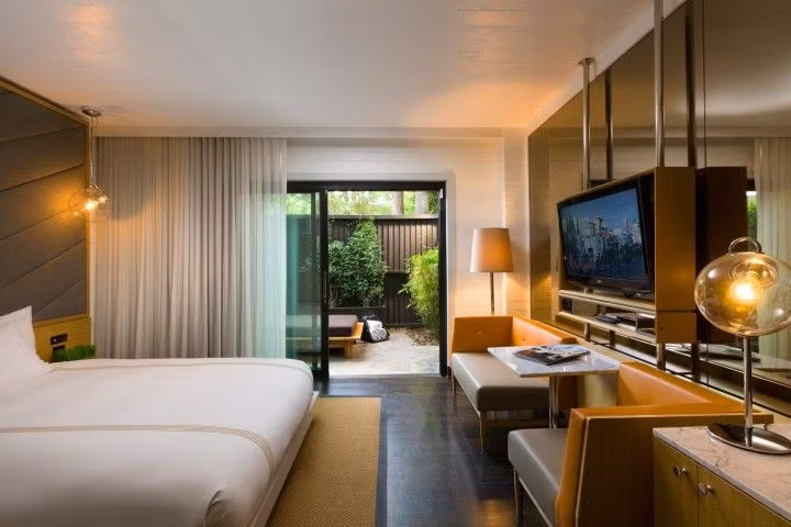 Ngoài Marilyn, còn có tin đồn rằng linh hồn của nam tài tử Montgomery cũng ám ảnh căn phòng số 928 ở tầng thứ 9 trước đây của ông. Người ta thường nghe tiếng ông tập thoại và thổi kèn ở lối đi ngay phía ngoài phòng.