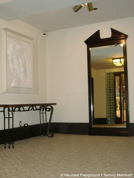 Một số du khách lẫn nhân viên ở khách sạn đây đều cho hay họ từng nhìn thấy một phụ nữ tóc vàng trong chiếc gương dài tại căn phòng mà Monroe từng ở.