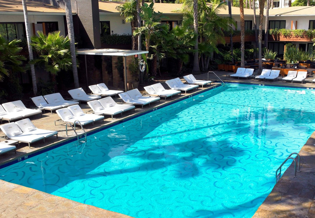 Hồn ma của Marilyn Monroe cũng được đồn đại là xuất hiện tại bể bơi của câu lạc bộ đêm Tropicana trong khách sạn.