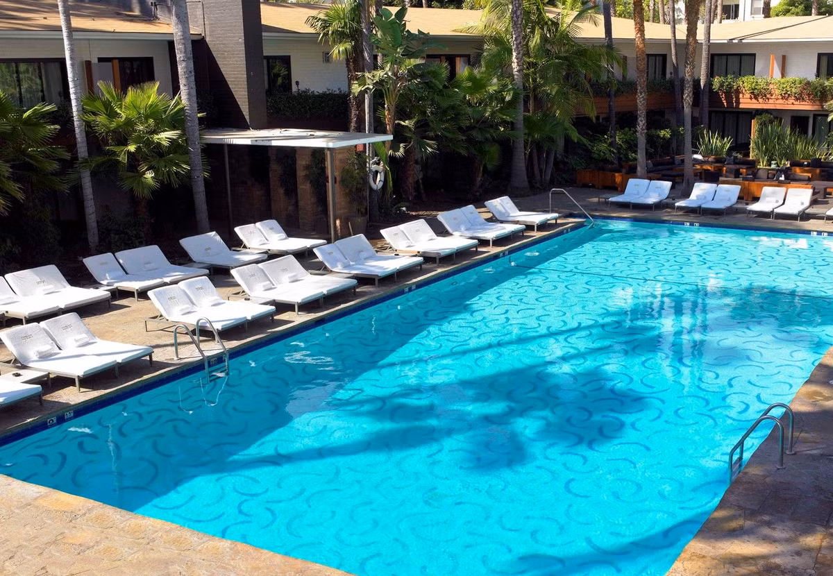 Hồn ma của Marilyn Monroe cũng được đồn đại là xuất hiện tại bể bơi của câu lạc bộ đêm Tropicana trong khách sạn.