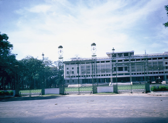 Dinh Độc Lập khoảng năm 1965 - 1966, khi đã xây xong. Ảnh: Dale Ellingson.