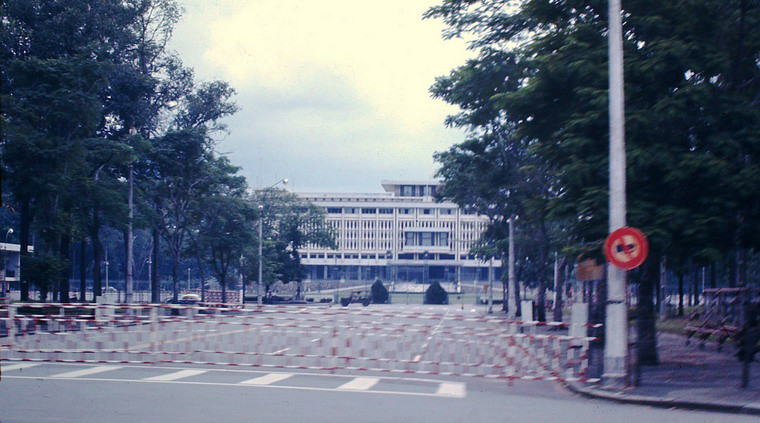 Đoạn đường vào cổng Dịnh Độc Lập bị ngăn lại, năm 1970. Ảnh: Smugmug.com.
