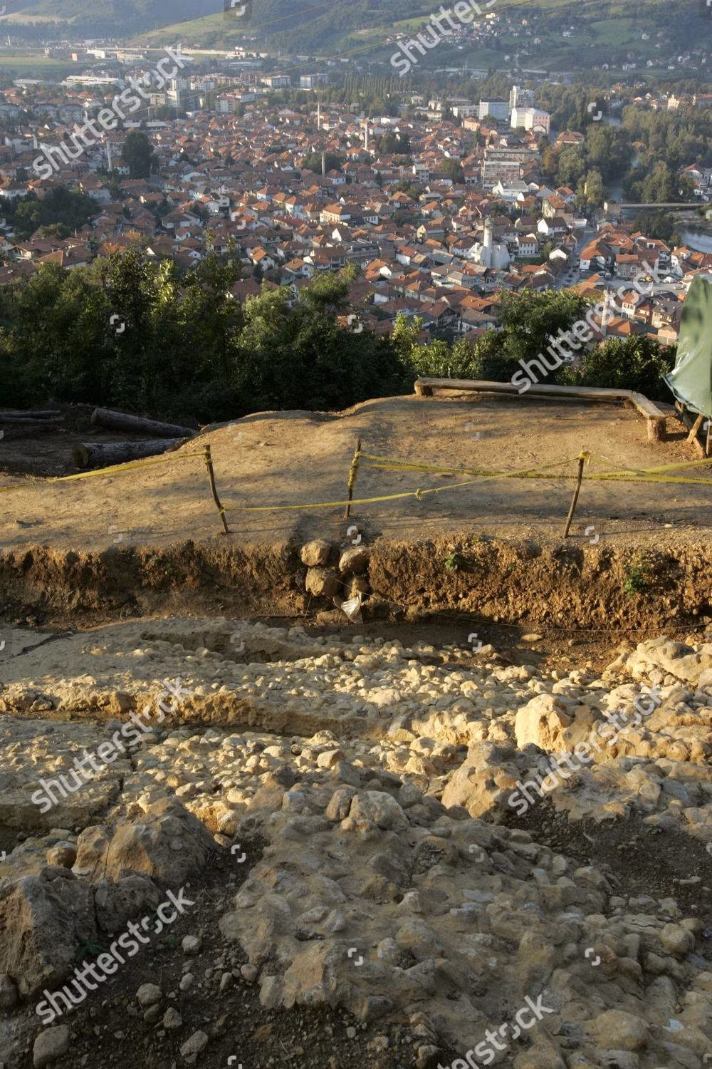 Dựa vào những đo đạc theo phương pháp đồng vị phóng xạ, người ta ước tính vật liệu xây dựng trên đồi có niên đại vào khoảng 27-12.000 năm trước. Điều kỳ lạ là vào khoảng thời gian trên, khu vực Balkan vẫn còn nằm trong giai đoạn cuối của Kỷ Băng Hà, khí hậu cực kỳ khắc nghiệt.