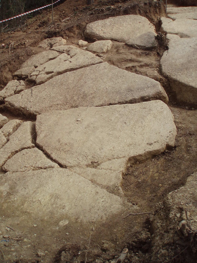 Dưới các lớp đất đá, các cuộc khai quật đã làm lộ diện những lối đi bằng phẳng lát đá dẫn đến những đường hầm và các tảng đá lớn có thể là một phần của mặt ngoài cùng của Kim tự tháp.