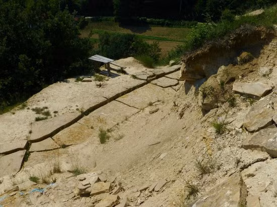 Các nhà nghiên cứu đã tiến hành khảo sát bằng nhiều phương pháp hiện đại như ảnh vệ tinh, đo đạc ra đa… Kết quả là họ phát hiện thấy dấu tích của những lối đi giao nhau 90 độ, hệ thống thoát nước và những kiến trúc nhân tạo khác.