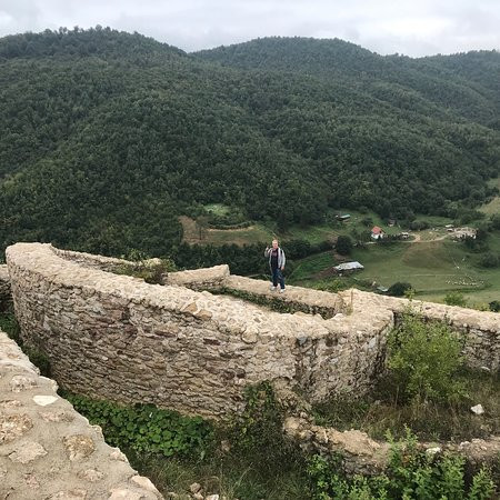 Trên đỉnh của quả đồi cũng từng tồn tại một tòa thành có tường lớn bao quanh thời Trung cổ, nơi trị vì của một vị vua hùng mạnh trong lịch sử dân tộc Bosnia: vua Tvrtko xứ Kotromanic (1338-1391).