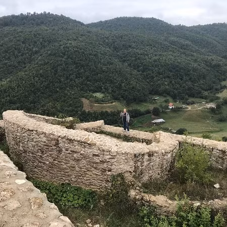 Trên đỉnh của quả đồi cũng từng tồn tại một tòa thành có tường lớn bao quanh thời Trung cổ, nơi trị vì của một vị vua hùng mạnh trong lịch sử dân tộc Bosnia: vua Tvrtko xứ Kotromanic (1338-1391).