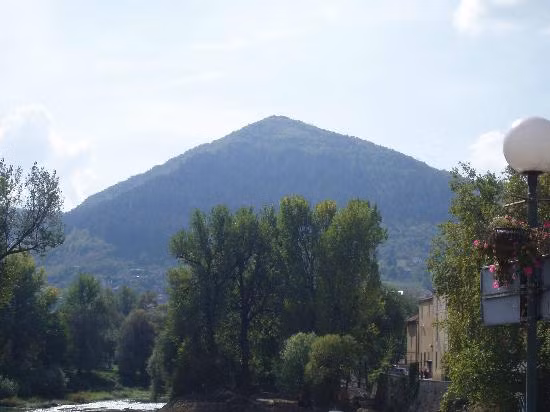 Những cư dân hiếm hoi có mặt vào thời điểm đó là những nhóm người thuộc cuối thời kỳ Đồ đá cũ, sinh sống rải rác trong các hang động bằng việc săn bắt và hái lượm. Những người này không có công cụ hoặc kỹ năng để có thể xây dựng nên một công trình vĩ đại như Kim tự tháp.