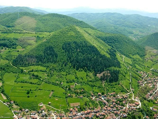 Nghiên cứu sơ bộ cho thấy quả đồi, được gọi là Visocica, có hình dáng hoàn hảo hướng về 4 phía với các sườn dốc nghiêng đúng 45 độ và một đỉnh bằng phẳng.