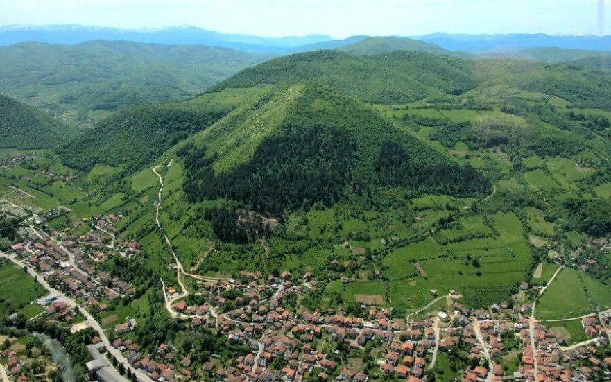 Ở thị trấn Visoko của đất nước Bosnia có một quả đồi bí ẩn mà một số nhà nghiên cứu cho rằng nó chính là một kim tự tháp đang được ẩn giấu giữa lòng châu Âu.
