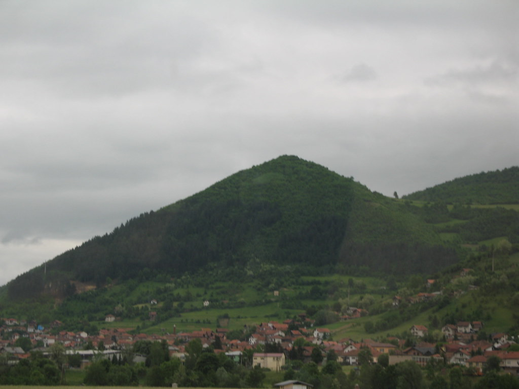 Bốn mặt của quả đồi nằm chính xác theo các hướng Bắc-Nam, Đông-Tây, như thể nó đã được xây dựng như vậy một cách có chủ ý.